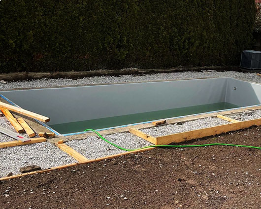 im Rohbau befindlicher Pool mit Umrandung